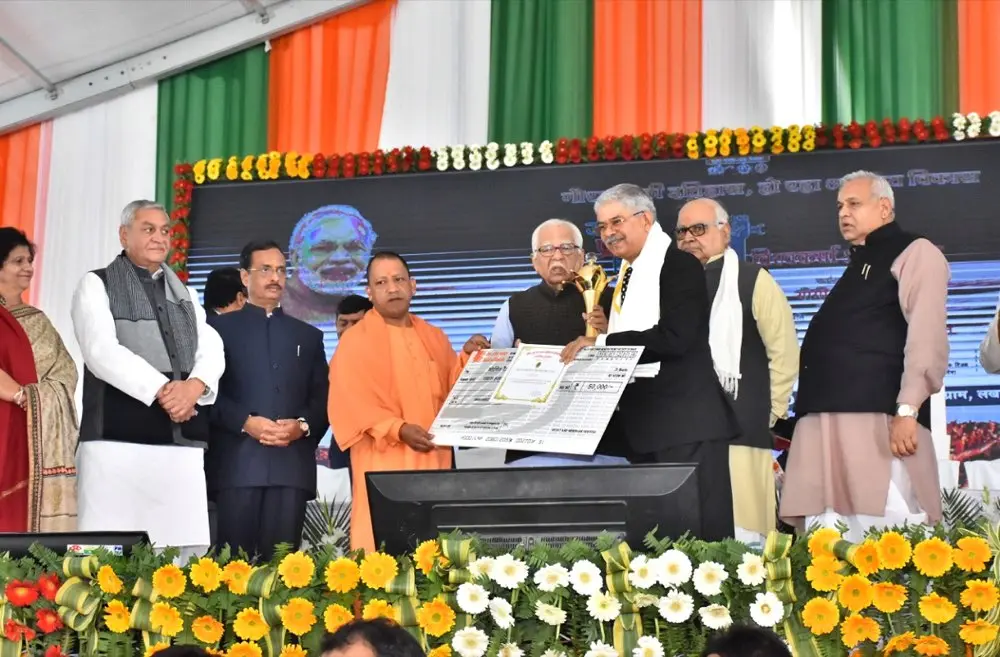 Er. Bhupendra Pratap Singh receiving MSME Award from CM Yogi Adityanath